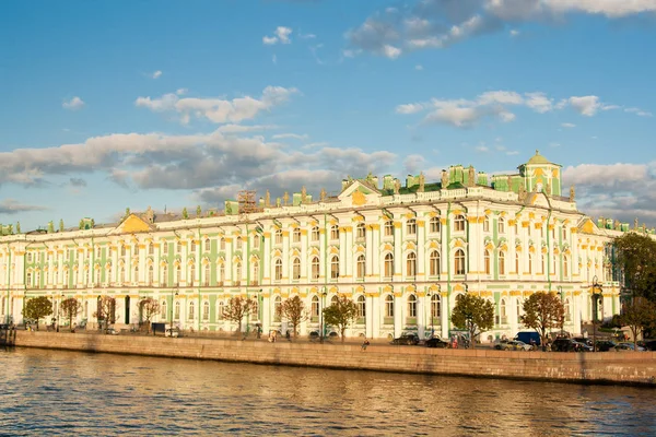 Museo del Hermitage - Palacio de invierno de los reyes rusos, San Petersburgo, Rusia — Foto de Stock