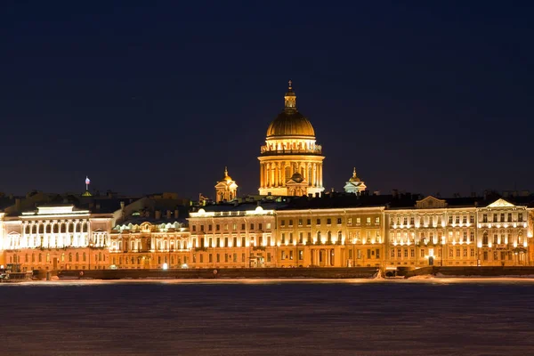 Ісаакіївським собором. Санкт-Петербург зимову ніч — стокове фото