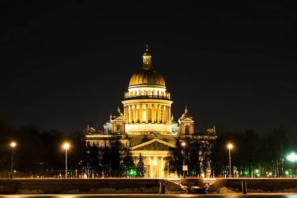圣以撒大教堂。圣彼得堡的冬夜 — 图库照片