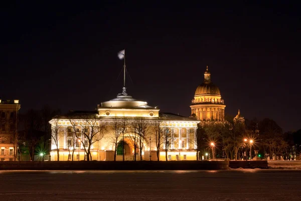 Ісаакіївським собором. Санкт-Петербург зимову ніч — стокове фото