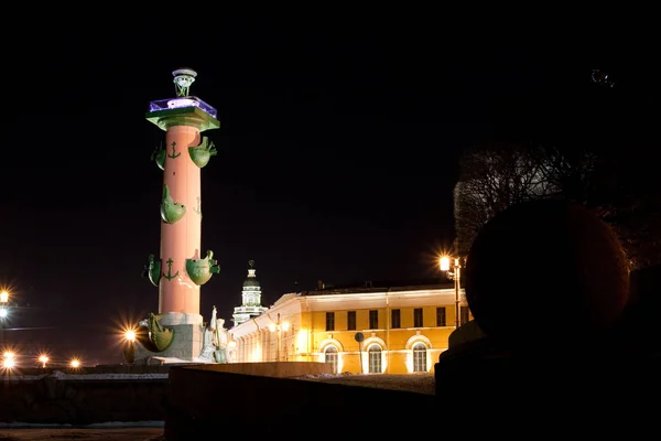 Coluna rostral no aterro do rio Neva, o Cuspo de Ilha de Vasilyevsky. São Petersburgo, Rússia — Fotografia de Stock