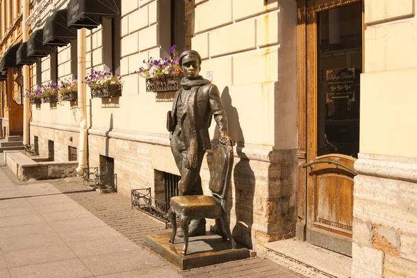 Saint-PETERSBURG Russia - August 13, 2012: St. Petersburg, Sculpture of Ostap Bender on millionth street — Stock Photo, Image