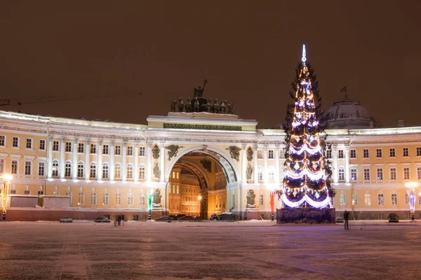 圣彼得斯堡-12 月 21 日︰ 圣诞树和在布达拉宫广场，2010 年 12 月 21 日，在俄罗斯圣彼得堡镇上的建筑的一般工作人员. — 图库照片