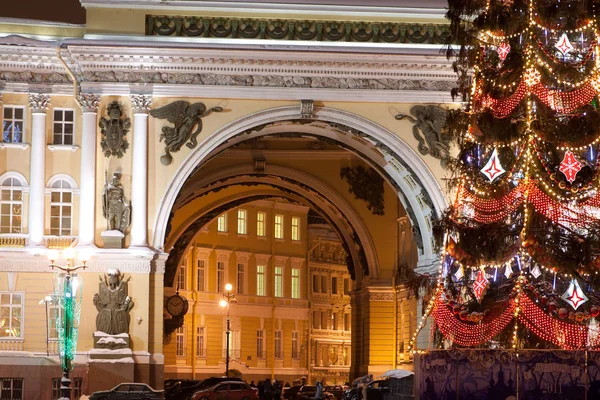 ST. PETERSBURG - 21 DE DEZEMBRO: Árvore de Natal e construção de pessoal geral na Praça do Palácio, 21 de dezembro de 2010, na cidade de São Petersburgo, Rússia . — Fotografia de Stock