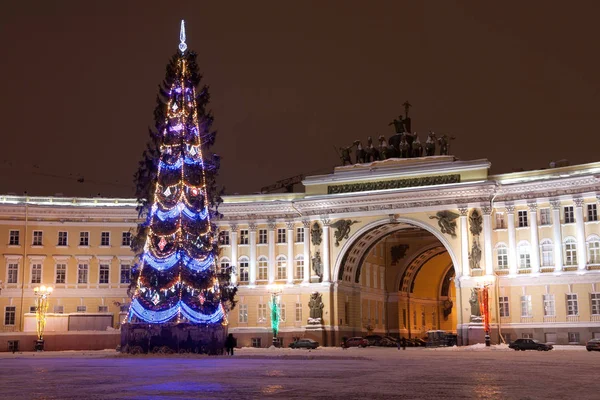 圣彼得斯堡-12 月 21 日︰ 圣诞树和在布达拉宫广场，2010 年 12 月 21 日，在俄罗斯圣彼得堡镇上的建筑的一般工作人员. — 图库照片