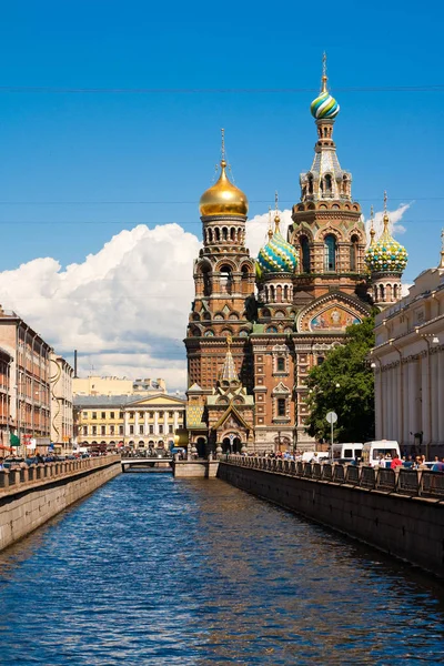Rusya Saint-Petersburg beyaz geceler, 04 Haziran 2010: kilise kanal tarafından. Kan Griboyedov kanal ve Kilisesi Savior gece görünümü.