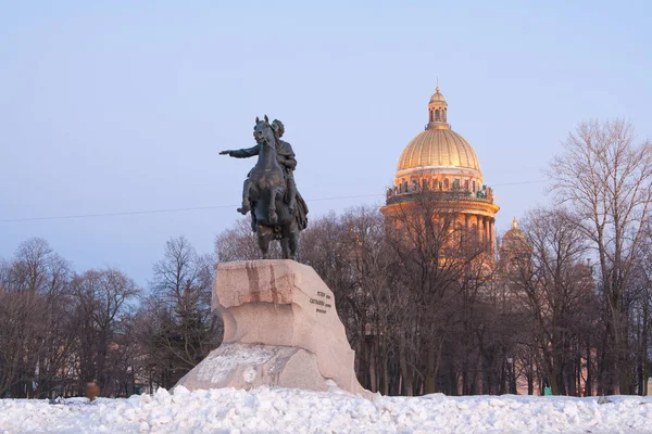 São Petersburgo Rússia 16.03.2011: Catedral de São Isaac e Cavaleiro de Bronze. São Petersburgo Dia ensolarado — Fotografia de Stock