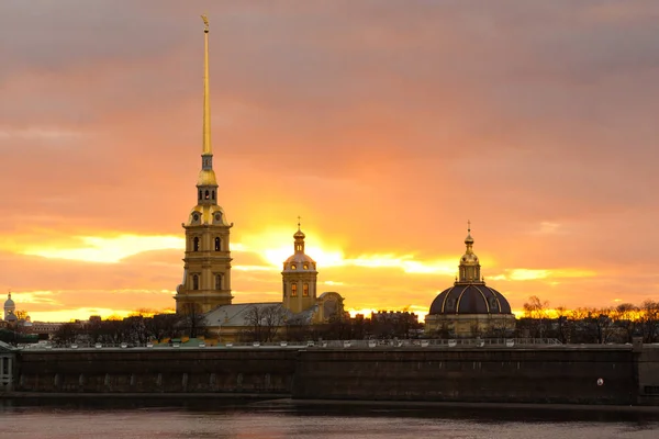 La forteresse Pierre et Paul est la citadelle originale de Saint-Pétersbourg, en Russie, fondée par Pierre le Grand en 1703 et construite selon les plans de Domenico Trezzini de 1706 à 1740. . — Photo