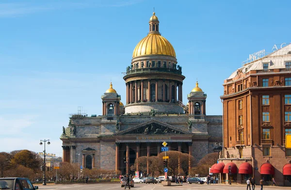 圣彼得堡俄罗斯 2011 年 4 月 24 日︰ 在阳光灿烂的日子圣彼得堡圣以撒大教堂. — 图库照片
