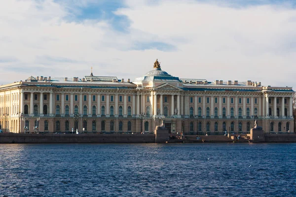 Edificio de la Academia de las Artes, San Petersburgo, Rusia — Foto de Stock