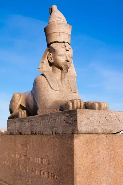 Authentische antike ägyptische Sphynx am Kai der Newa gegen bewölkten Himmel in Saint-petersburg, Russland. eines der markanten denkmäler in heilig petersburg. — Stockfoto