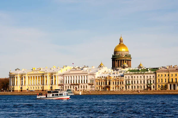 Catedral de San Isaac. San Petersburgo Día soleado — Foto de Stock