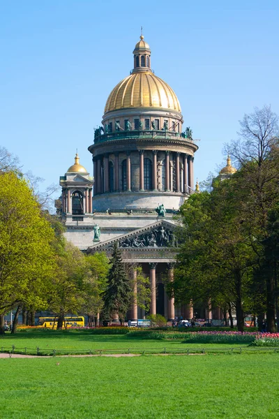 Ісаакіївським собором. Санкт-Петербург сонячний день — стокове фото