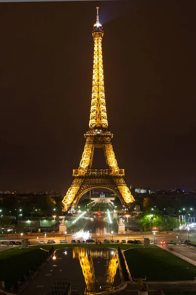 Paris, França. 27 Abril 2012: Torre Eiffel em Paris à noite . — Fotografia de Stock