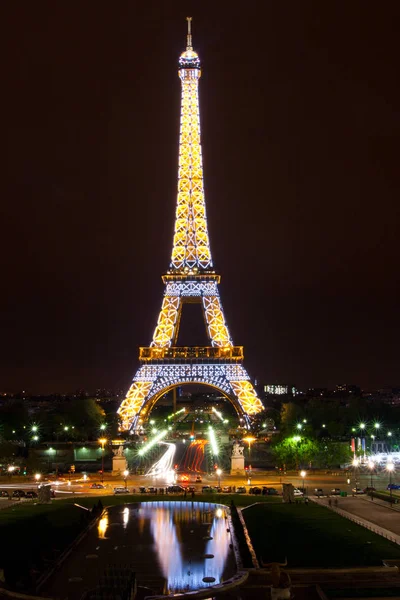 Parijs, Frankrijk. 27 april 2012: Eiffeltoren in Parijs bij nacht. — Stockfoto