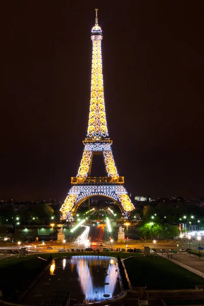 Paris, Fransa. 27 Nisan 2012: gece Paris'te Eyfel Kulesi.