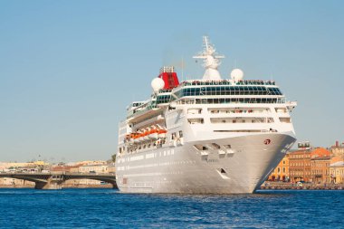 Saint Peterburg Rusya 20 Mayıs 2011: Cruise gemisi yola çıktı St Petersburg bağlantı noktası üzerinden