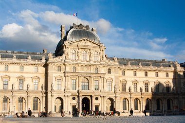 Paris, Fransa 29 Mayıs 2012: Louvre Müzesi dünyanın en büyük müze ve Fransa en popüler turistik yerlerinden biri olan