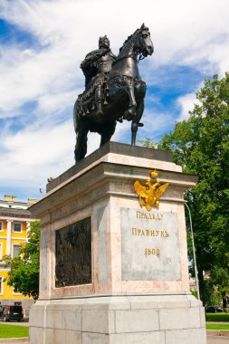Anıt Mikhailovsky Kalesi'nin yanında büyük Peter. Saint Petersburg Rusya