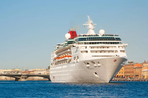 Saint Peterburg Rusya 20 Mayıs 2011: Cruise gemisi yola çıktı St Petersburg bağlantı noktası üzerinden