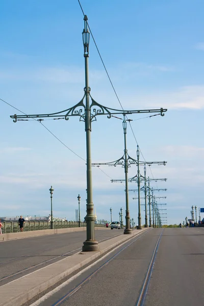 Trinity Bridge. Éclairage lanterne trehrozhkovy. Saint Pétersbourg Russie . — Photo