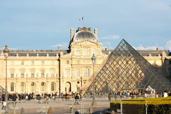 Paris, Fransa 29 Mayıs 2012: Louvre Müzesi dünyanın en büyük müze ve Fransa en popüler turistik yerlerinden biri olan
