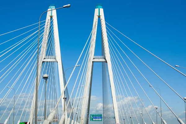 Schrägseilbrücke in St. Petersburg, Russland über die Newa — Stockfoto