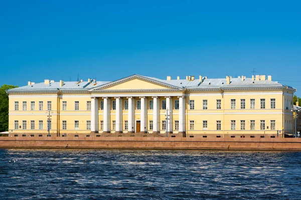 Petersburg Academy of Sciences, the view from English Embankment (en inglés). San Petersburgo — Foto de Stock