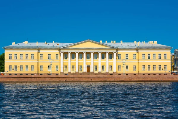 Palacio Menshikov, la vista desde English Embankment. Petersburgo mancha — Foto de Stock