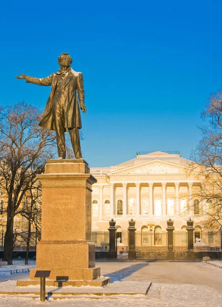 Estatua de Alexander Pushkin, famoso poeta ruso. Plaza de las Artes, San Petersburgo, Rusia — Foto de Stock