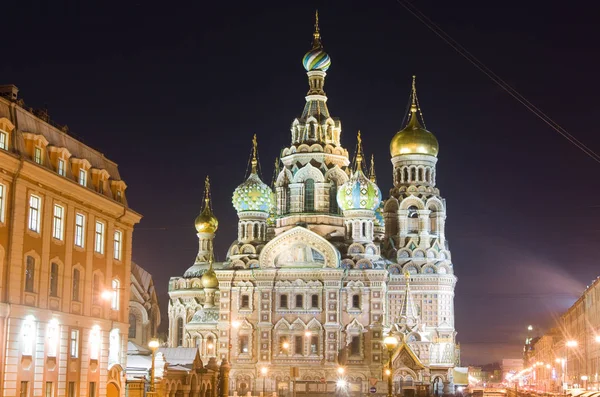 A igreja junto ao canal. Noites brancas, São Petersburgo, Rússia — Fotografia de Stock