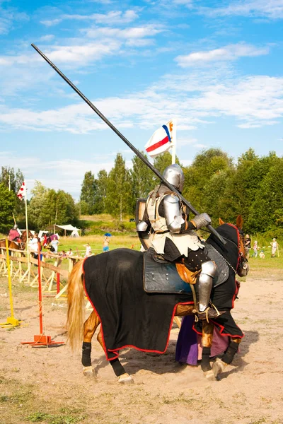 Διεθνές Φεστιβάλ του μεσαιωνικού πολιτισμού «ο κεραυνός Βίμποργκ» Βίμποργκ, Ρωσία 31.07.2010: τουρνουά κατά τη διάρκεια το Μεσαιωνικό Φεστιβάλ. Φεστιβάλ πραγματοποιείται κάθε χρόνο στη Βίμποργκ, Ρωσία. — Φωτογραφία Αρχείου