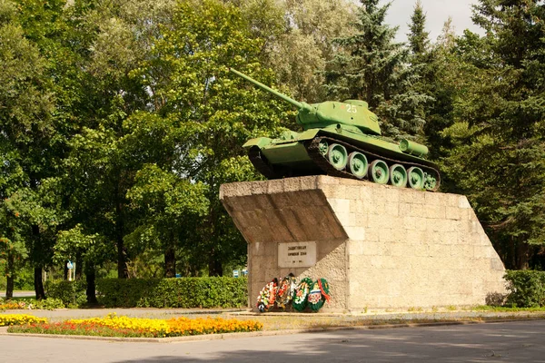 Kirishi, região de Leningrado da Rússia agosto 09, 2012 guerra Monumento: T-34 tanque em um pedestal . — Fotografia de Stock