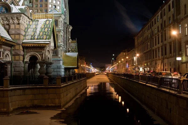 Russie Saint-Pétersbourg nuits, 18 décembre 2009 : L'église au bord du canal. Vue de nuit du canal Griboyedov et de l'église du Sauveur sur le sang . — Photo