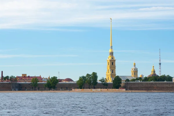 彼得和保罗要塞是原始城堡的圣彼得堡，俄罗斯，1703 年由彼得创立伟大和为多米尼克为设计建造，从 1706年-1740年. — 图库照片
