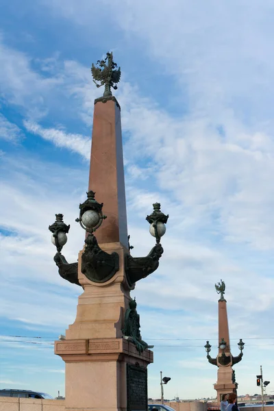 Az Obeliszk, a bejáratnál, hogy a Szentháromság-híd. Saint Petersburg, Oroszország. — Stock Fotó