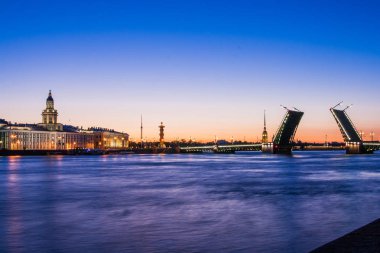 Kuntskamera, St. Petersburg, Rusya Federasyonu üzerinde beyaz geceler wiev sırasında boşanmış Palace Bridge. 3 Temmuz 2010