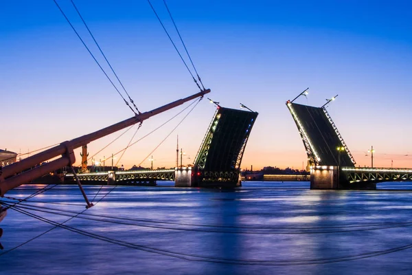 Gescheiden Palace Bridge tijdens de wiev van de witte nachten op Kuntskamera, St. Petersburg, Rusland. 3 juli 2010 — Stockfoto