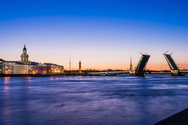 Puente del Palacio Divorciado durante las Noches Blancas wiev en Kuntskamera, San Petersburgo, Rusia. 3 de julio de 2010 — Foto de Stock