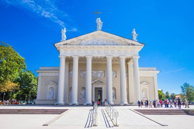 Katedral Bazilikası St Stanislaus ve St. Vladislav yaz güneşli gün.