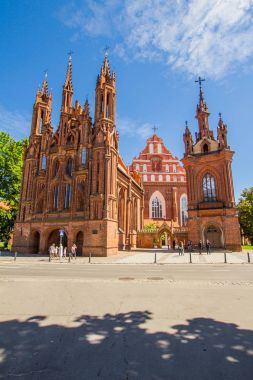 St. Anne's Kilisesi ve eski şehir Vilnius Litvanya güneşli Bernardine manastırda kilise