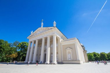 Katedral Bazilikası St Stanislaus ve St. Vladislav yaz güneşli gün.