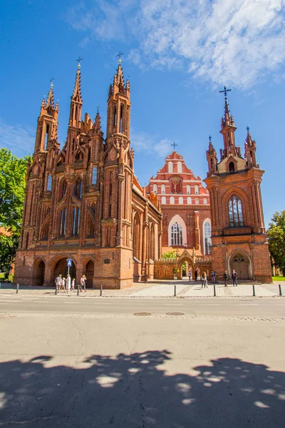 圣安妮教堂和教堂的伯娜丁修道院在晴朗的一天在立陶宛维尔纽斯老城 — 图库照片