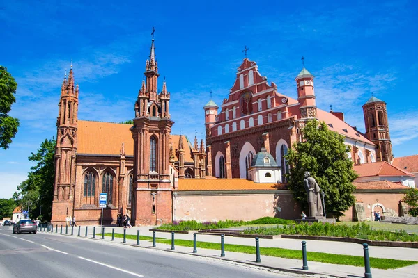 圣安妮教堂和教堂的伯娜丁修道院在晴朗的一天在立陶宛维尔纽斯老城 — 图库照片