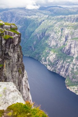 Gün batımı sırasında akşam dağların muhteşem manzarası. Dramatik ve güzel sahne. Lysefjorden, Kjerag, Norveç.