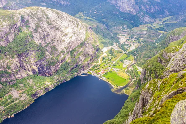 Vista aérea de Lysefjord e Lysebotn a partir da montanha Kjerag, em Forsand município . — Fotografia de Stock