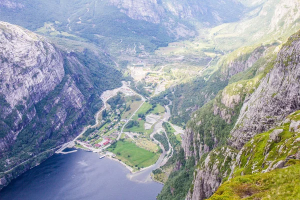 Vista aérea de Lysefjord e Lysebotn a partir da montanha Kjerag, em Forsand município . — Fotografia de Stock