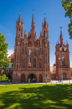 St. Anne's Kilisesi ve eski şehir Vilnius Litvanya güneşli Bernardine manastırda kilise