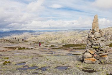 Gün batımı sırasında akşam dağların muhteşem manzarası. Dramatik ve güzel sahne. Lysefjorden, Kjerag, Norveç.