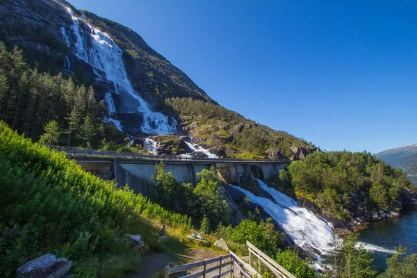 Yaz dağ Langfossen şelale yamaç Etne, Norveç.